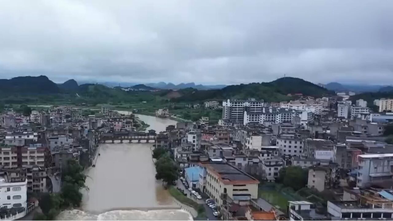 广西富川:强降雨致主要江河水位超警或接近警戒水位