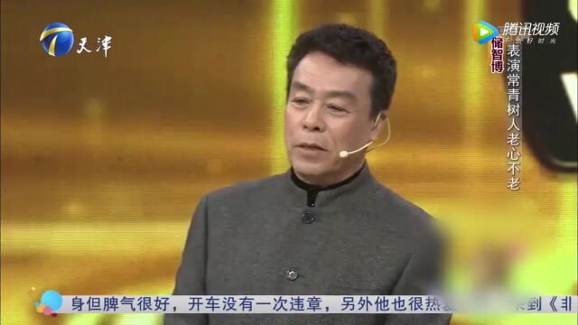 演员储智博人老心不老,说话幽默风趣,调侃王为念脸皮厚