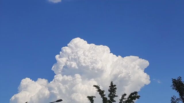 被夏日浪漫云朵惊艳到了