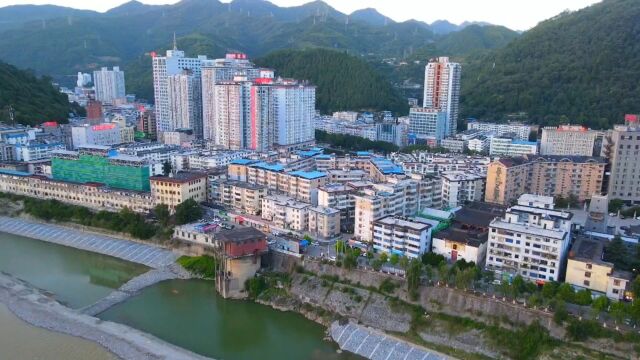 夕阳下的山城,浪漫而美丽,一座南山古塔,使小城有了动人的故事