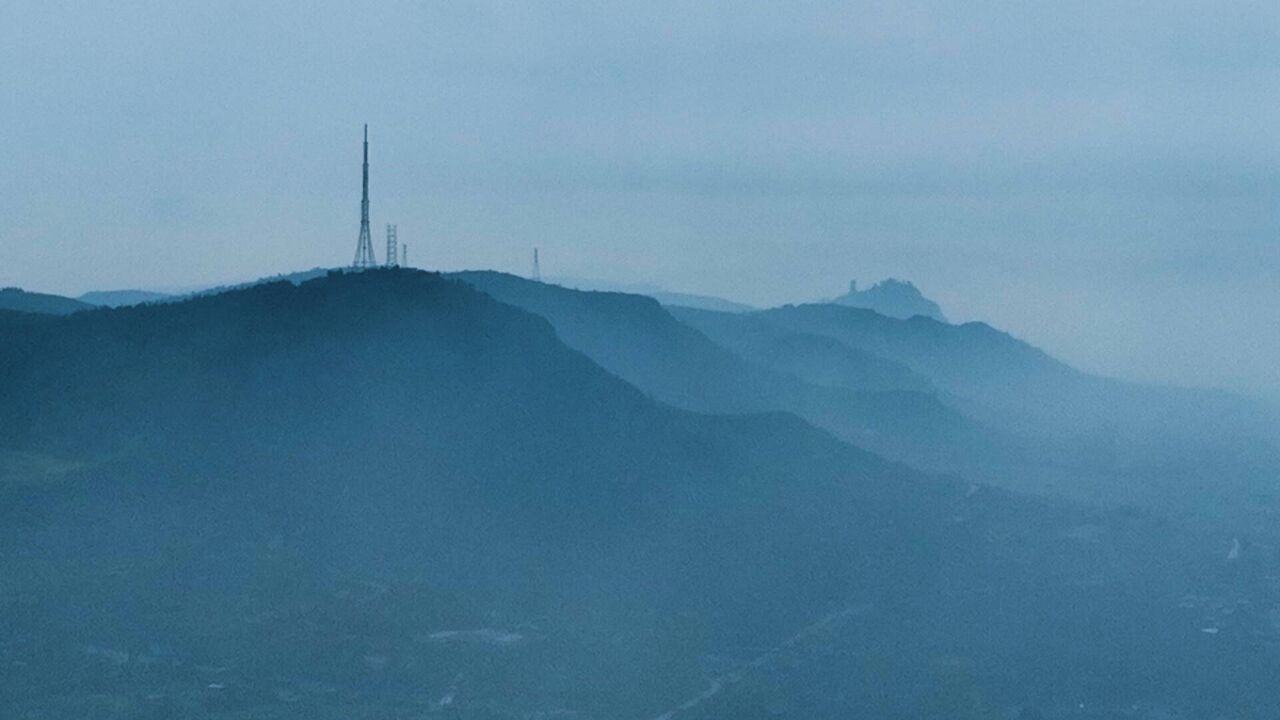 枣庄清晨现平流雾景观 烟雨朦胧似泼墨山水画