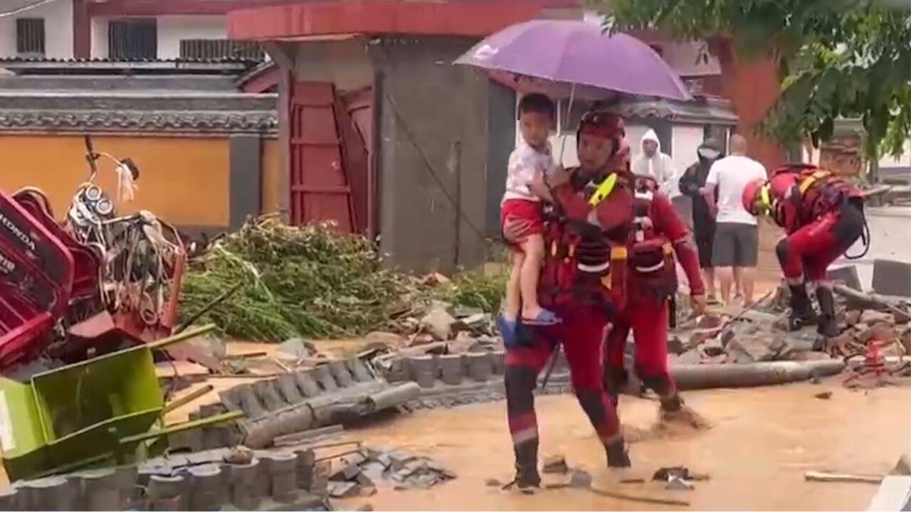 甘肃徽县暴雨和强对流“双预警”齐发,强降雨致村庄积水,当地转移被困群众