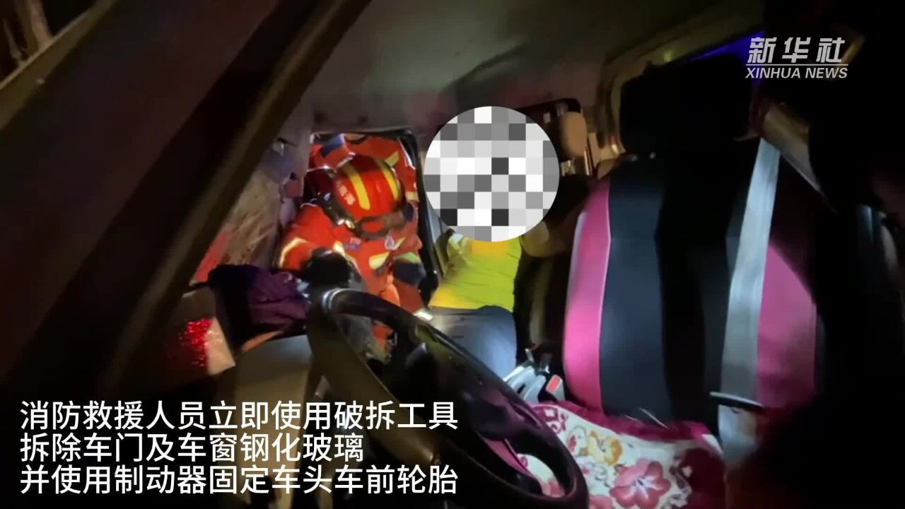 货车侧翻致5人被困 海南琼海消防紧急救援