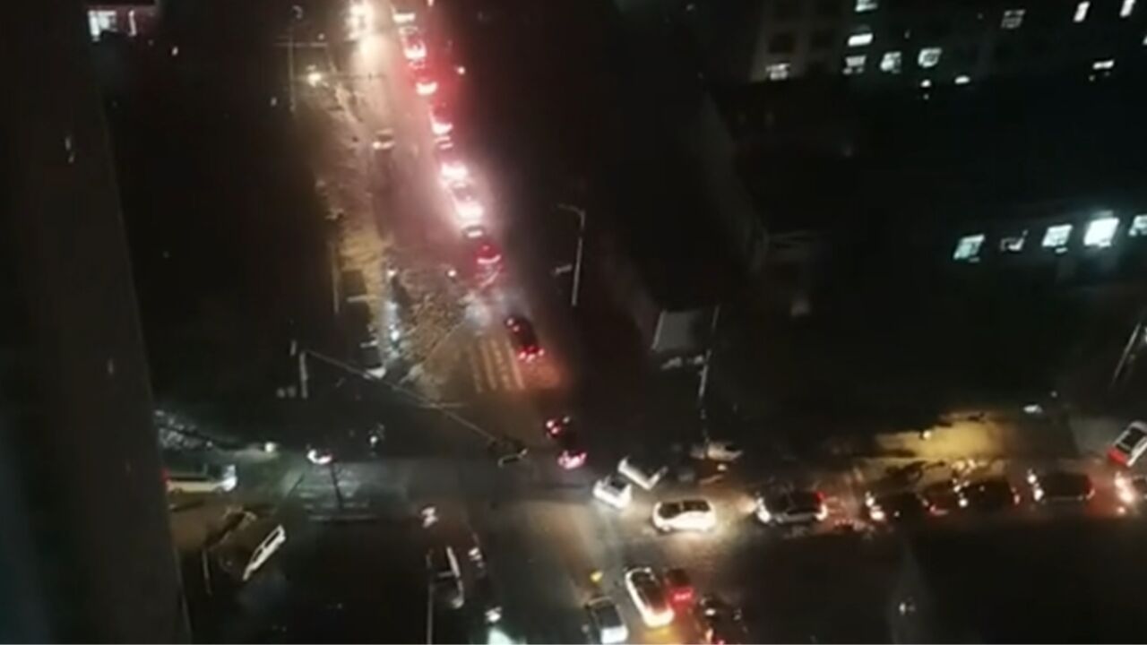 暴雨汛情致河北一地连夜撤离:凌晨路上车排长队,超市被买空