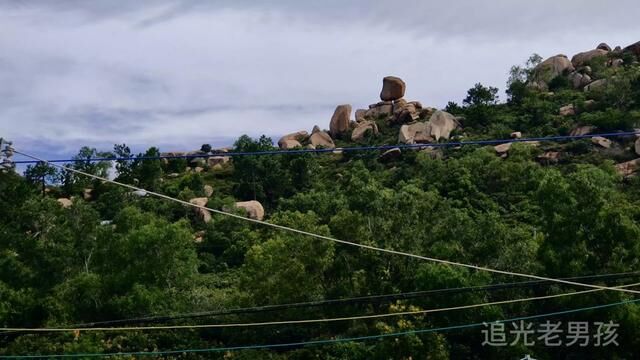 江门台山那琴半岛一处奇石屹立不令人惊叹,石头仿佛在守护住大海来往的船只#治愈系风景