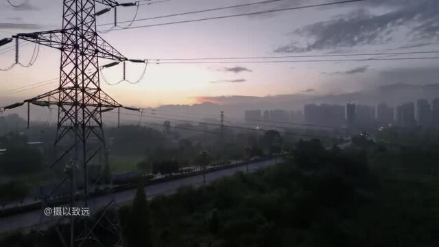 四川华蓥:云海映朝霞城市美如画