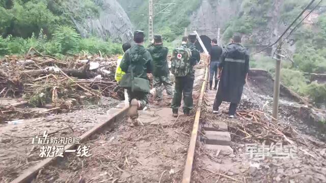 路基被毁、铁路悬空!武警官兵的决定让人动容!