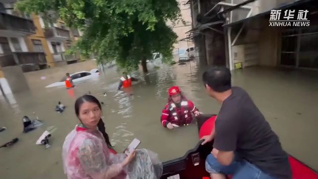 广西南宁:强降雨致内涝 消防紧急转移被困群众