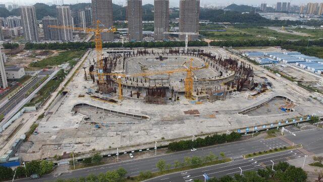 实拍恒大在广州投资120亿建设的足球场,钢筋都生锈了,什么情况