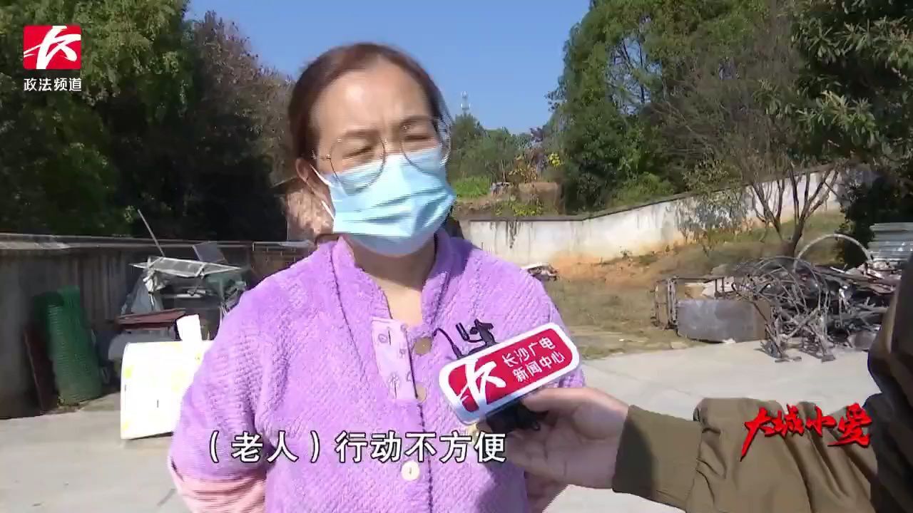 热心邻居破窗进入起火房屋救出93岁老人