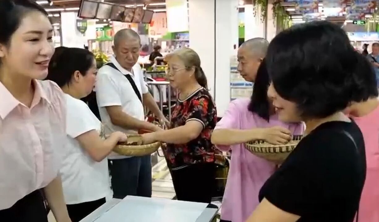 汉源花椒品质好,但市场常有仿冒品,她免费宣传辨别方法打出名气