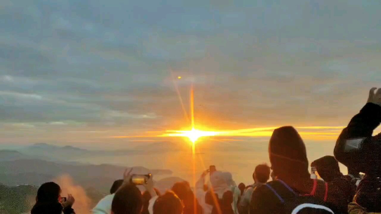 广东省深圳市梅沙山尖惊现瑰丽日出自然美景 山间光芒万丈金光闪闪引登山者竞相拍摄围观