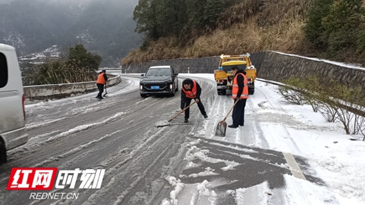 冰雪封路,慈利县公路建设养护中心火速上路保通