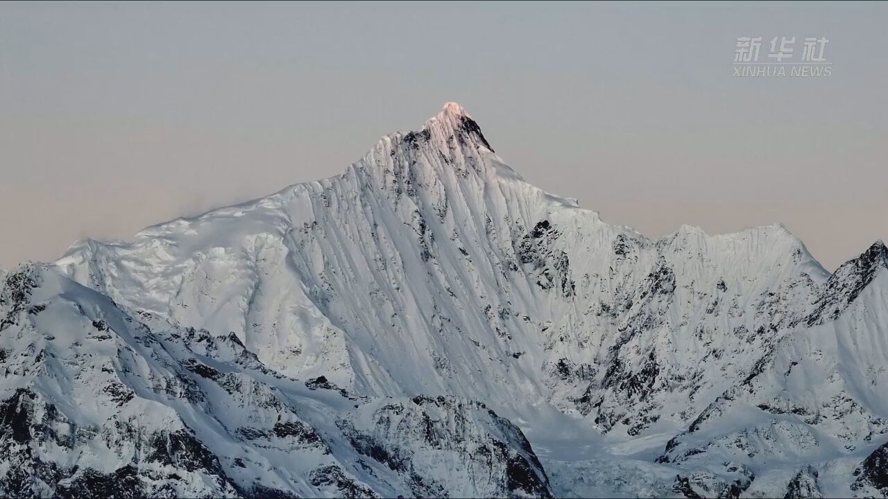 梅里雪山现龙年首个日照金山