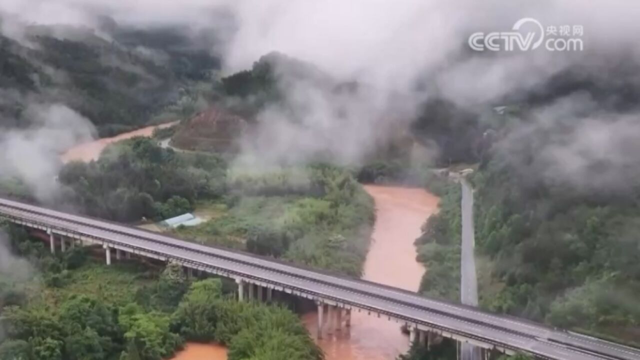 多地遭遇强降雨,江西安远:强降雨导致多地受灾,当地积极开展防汛救灾工作