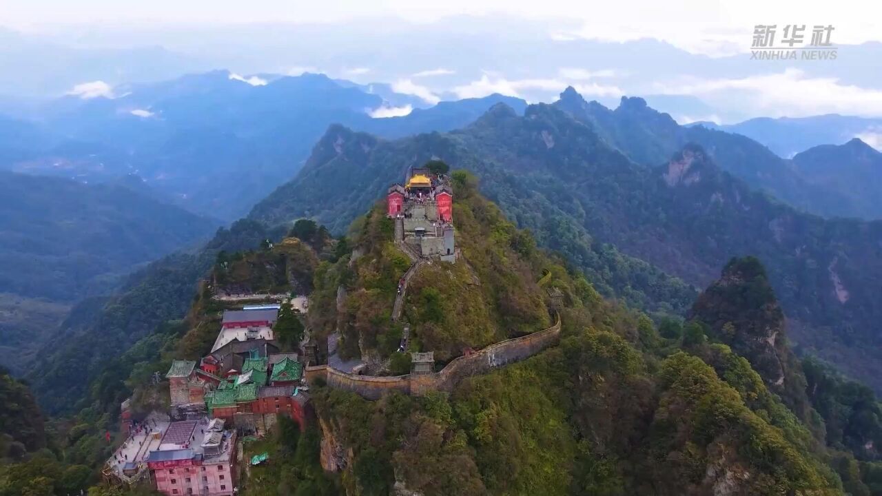 湖北武当山:电力部门多措并举护航假日景区旅游