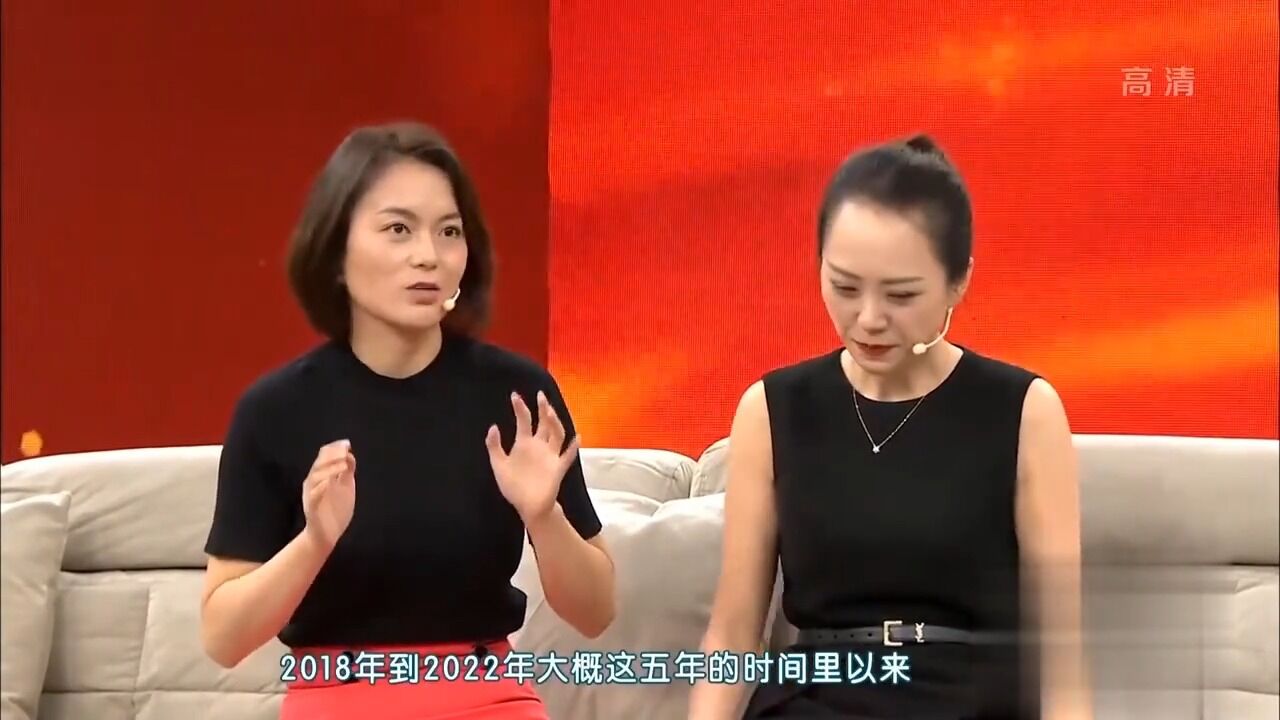 团队的编导来现场重聚,与主持人的衣服格外的搭,真巧