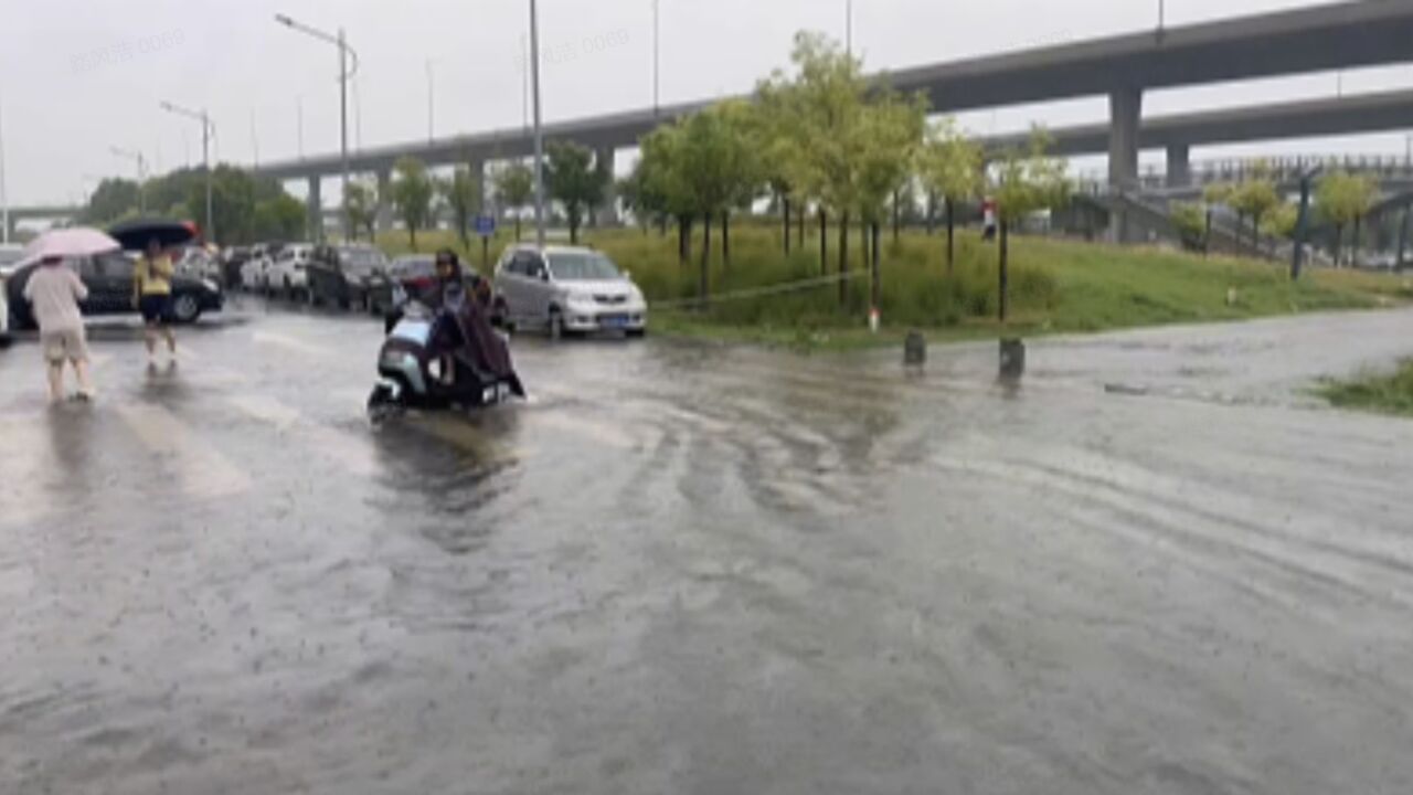 郑州迎暴雨 车辆被困打这个电话