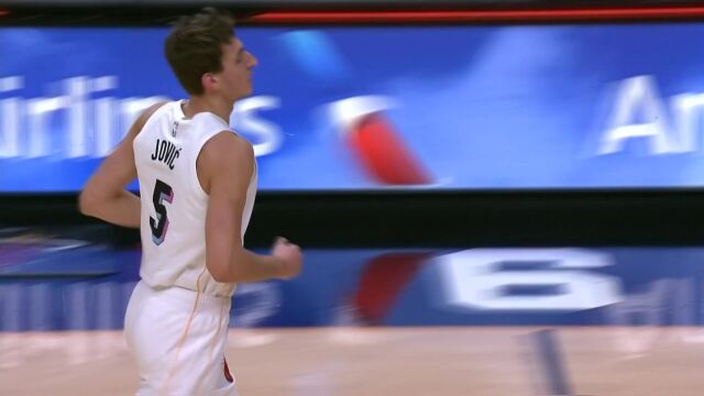吹响反击号角！马丁行进间长传助攻约维奇干拔暴扣