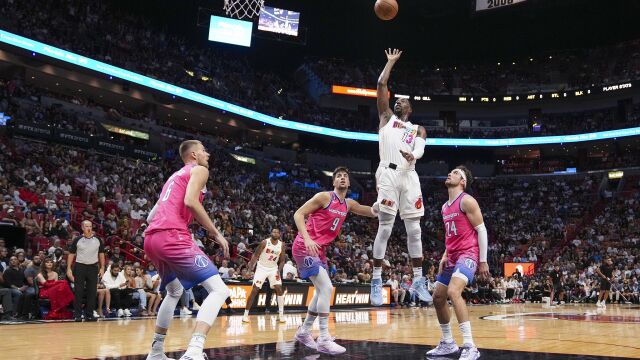 奇才105-113热火 库兹马空砍33分热火力克奇才止连败