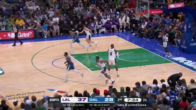 伍德突破上篮形同后卫 詹姆斯以牙还牙完成回应