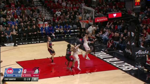 半路杀出个程咬金！西蒙斯鬼手抢断疾驰上篮拿下开门红