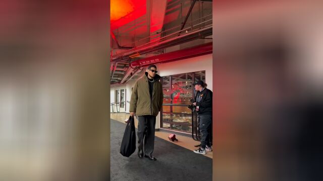 来到太阳 衣品渐长！杜兰特和布克穿情侣衫进入球员通道