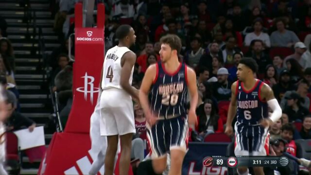 优秀脚步打懵对手 申京篮下连续转身戏耍莫布利