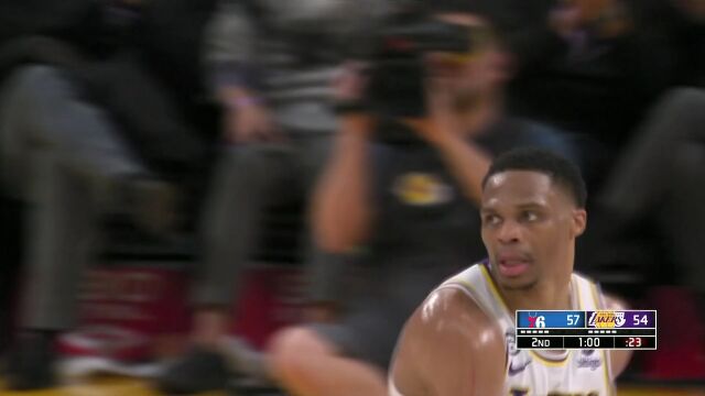 锁定最佳扣篮！詹姆斯空接背扣引爆全场