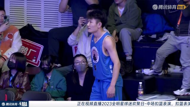 中场扣篮大赛 李和旭飞跃三人双手背扣