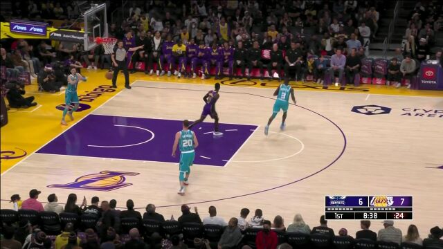 就是这么强大！詹姆斯转身跳投+突破反篮连取四分