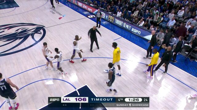 尽显巨星成色！詹姆斯溜底线反手上篮无人补防