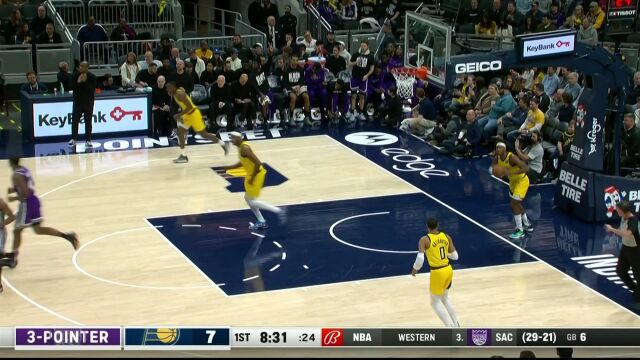 米切尔突破吸引防守 连线底角穆雷三分穿心