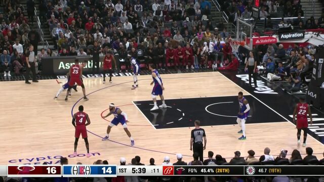 洛瑞直塞篮下 巴特勒翻身勾手轻松打进