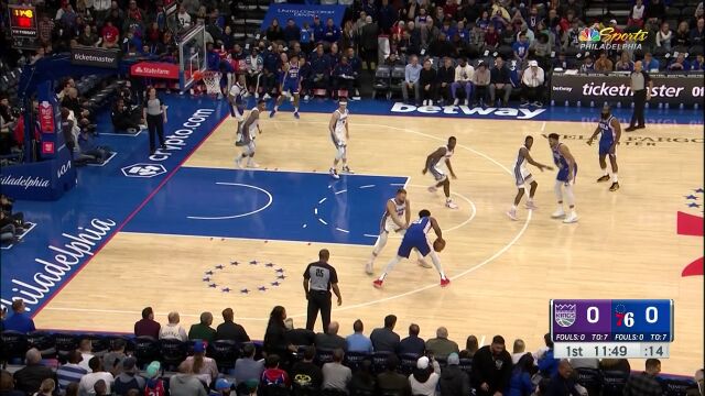 两个人也阻挡不了我！恩比德迎着两人合围中距离得手