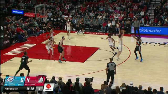 利拉德击鼓传花送出妙传 雷迪什接球甩狙三分命中