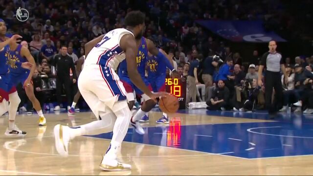 如入无人之境！恩比德身轻如燕单手上篮一气呵成