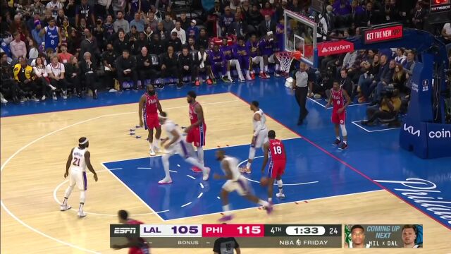 让对手只能行注目礼 詹姆斯助威少飞身双臂暴扣