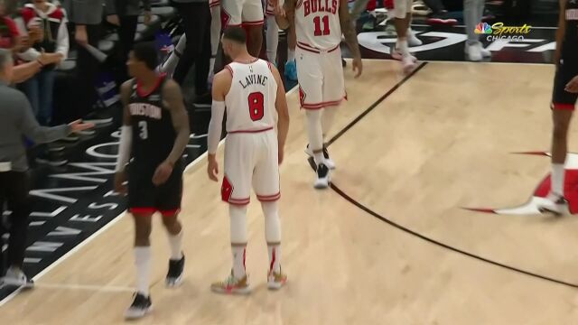 就是这么神奇！拉文拧着身子飚中中场压哨反超三分