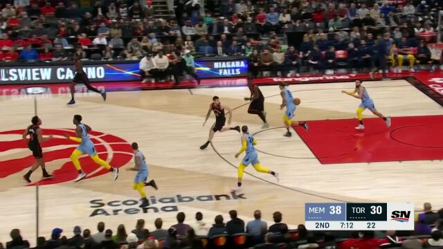 禁区之内翻江倒海 杰克逊力压众人连续补篮得手