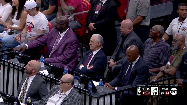 王兆丰：帕特莱利的两边坐着莫宁和奥尼尔两位像保镖一样 做派活生生的教父