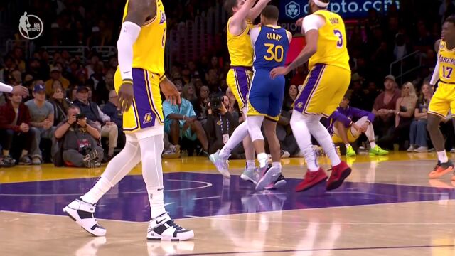 关键时刻总该有人站出来！库里无惧对抗强势造成2+1