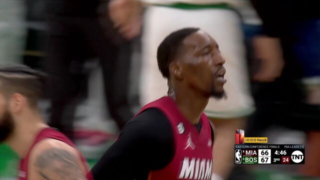 宛如天神下凡！ 巴特勒回手一递助飞阿德巴约炸裂暴扣