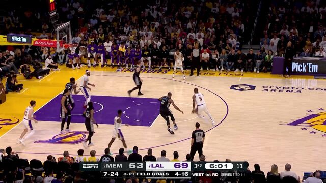 3J空位三分飙进 詹姆斯反击飞扣砸筐而出贝恩追身三分打停湖人