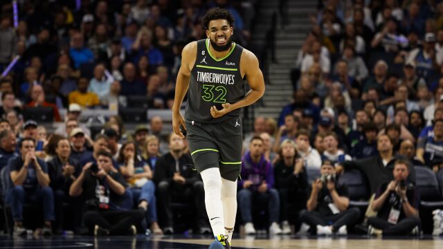 “新狼王”唐斯上线连续打进加罚 罚球阶段场边齐呼MVP