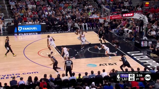 抓住机会推反击 奥科吉箭步穿云飞身暴扣势大力沉