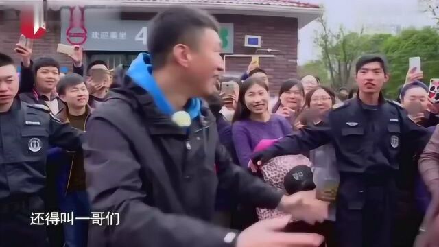 极限挑战红雷哥变颜太祖获一观众背一观众抬着腿进便利店