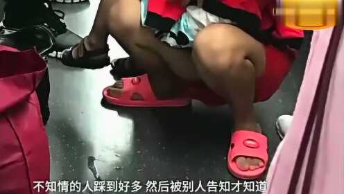 【腾讯视频】 妈妈孩子直接在地铁上把尿了，关键还尿了那么多！
