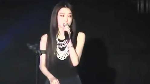 范玮琪张韶涵同台合唱《如果的事》 范玮琪出场时张韶涵小淘气了