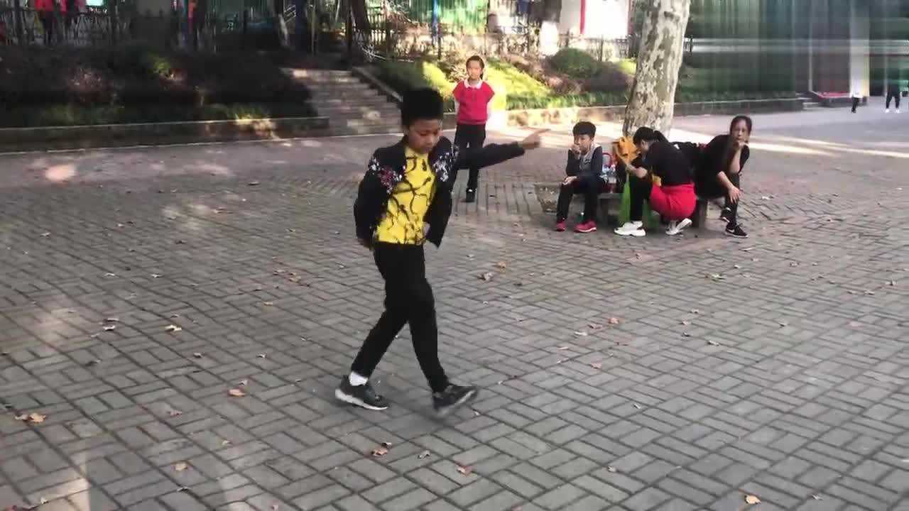 太酷了6岁小孩激情鬼步舞动感的舞步感觉快飞起来真好看